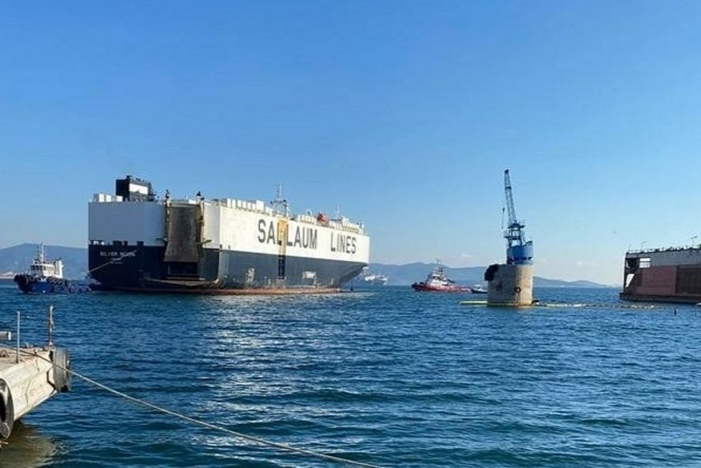 Άραβες από Ντουμπάι έφεραν οχηματαγωγό πλοίο στην Ελευσίνα για επισκευές (photos)