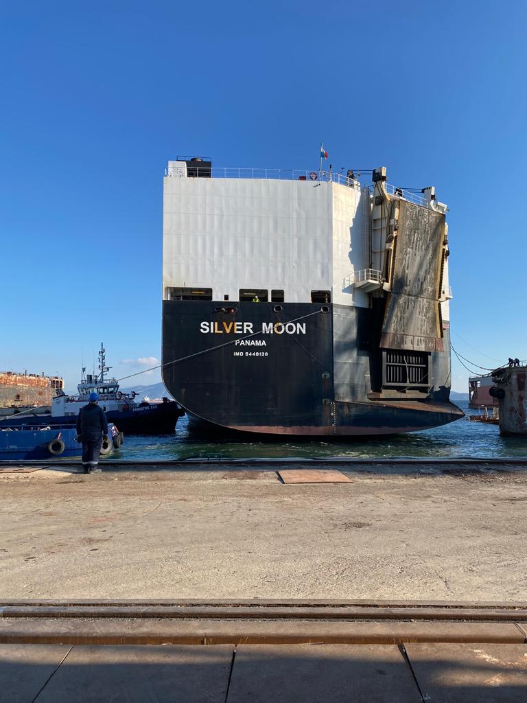 Άραβες από Ντουμπάι έφεραν οχηματαγωγό πλοίο στην Ελευσίνα για επισκευές (photos)