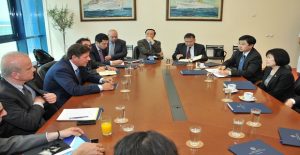 sinantisi_varvitsioti_me_stelexi_tis_cosco_