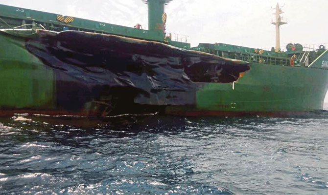 Ελληνικό πλοίο συγκρούστηκε με τάνκερ στη Μαλαισία [φωτο]