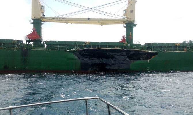 Ελληνικό πλοίο συγκρούστηκε με τάνκερ στη Μαλαισία [φωτο]