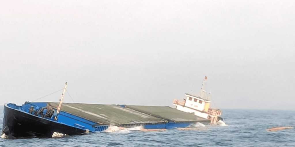 Φορτηγό πλοίο πήρε κλίση 45 μοιρών και βυθίστηκε