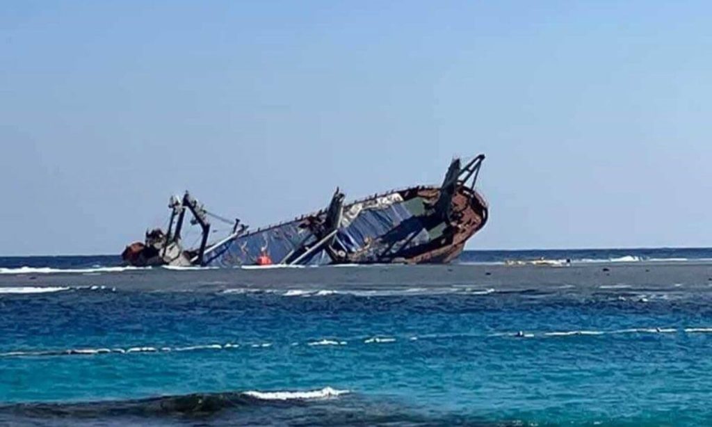 Αίγυπτος: Φορτηγό πλοίο βυθίζεται στην Ερυθρά Θάλασσα – Μεταφέρει καύσιμα και απειλεί κοραλλιογενείς υφάλους (video & photos)