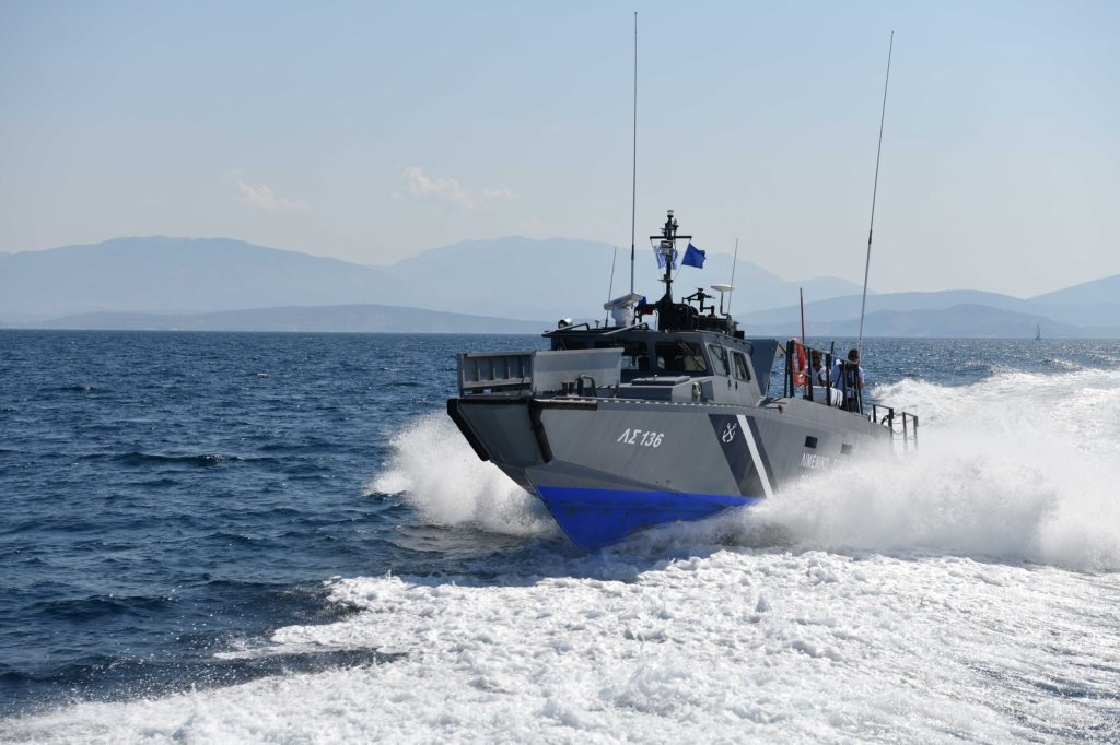 Φορτηγό πλοίο προσέκρουσε στη Μακρόνησο