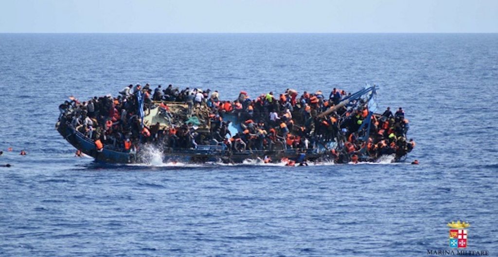 Βίντεο-σοκ από την ανατροπή σκάφους γεμάτου μετανάστες στη Λιβύη (video)