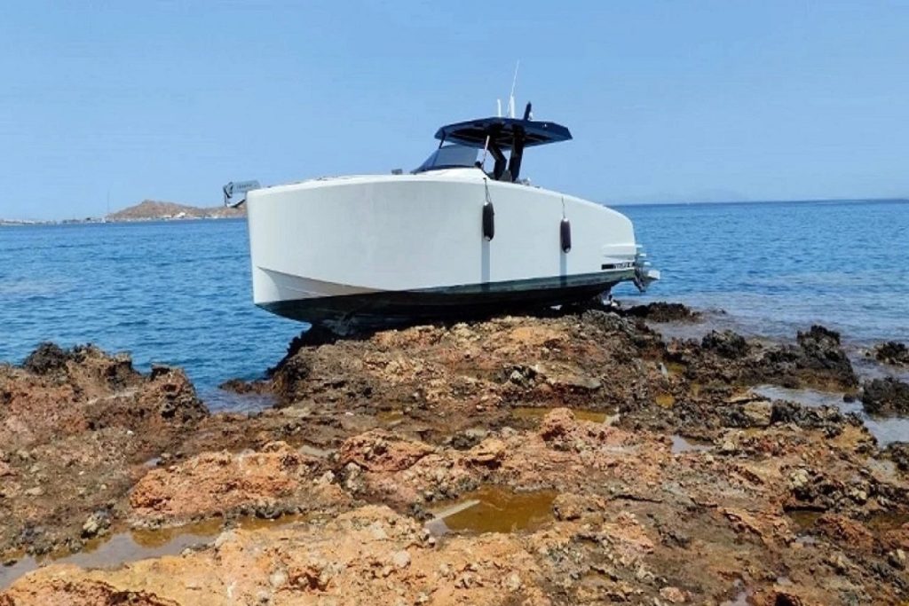Πάρος: Σκάφος βγήκε στις ξέρες στην Νάουσα (video)