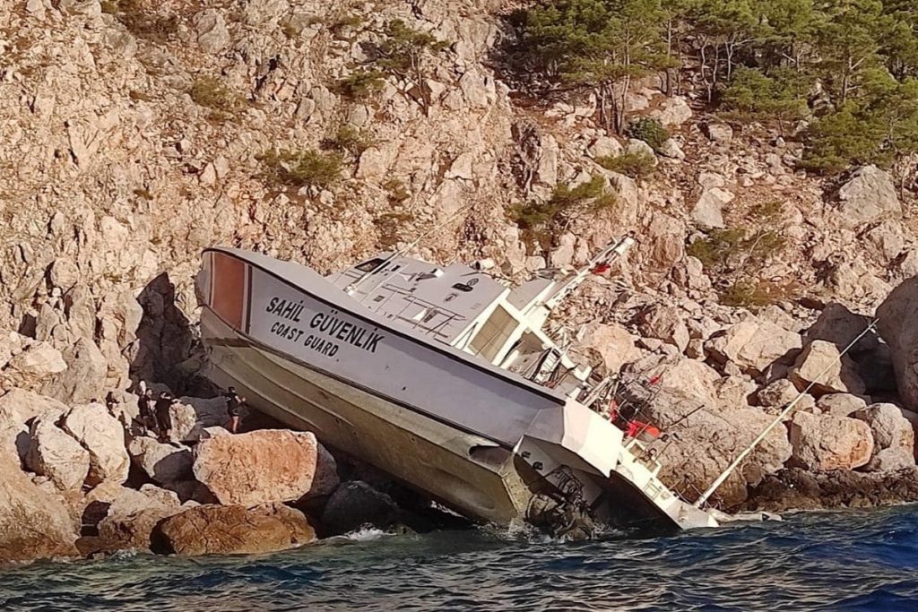 Βγήκε στα βράχια σκάφος του Λιμενικού Σώματος Τουρκίας