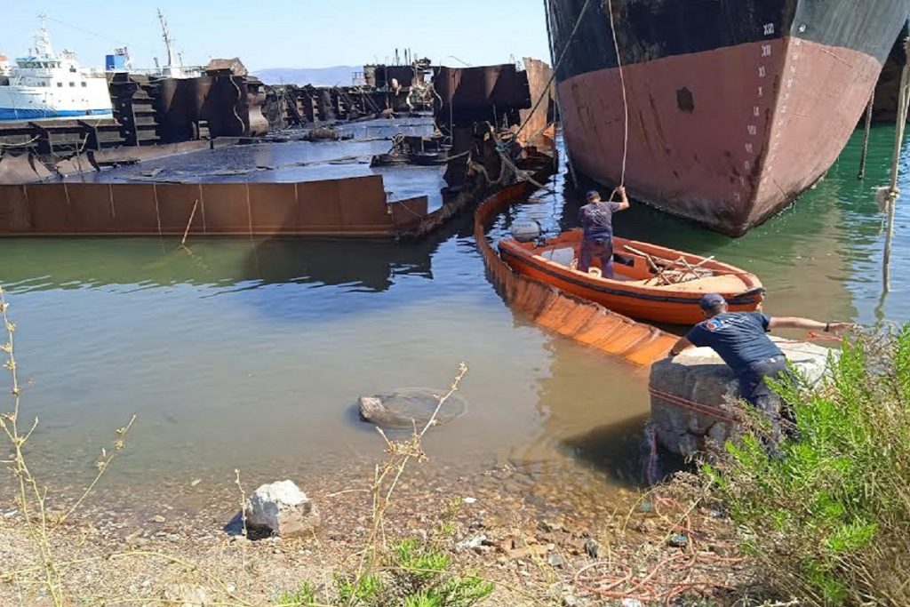 Ξεκίνησαν οι διαδικασίες για την απομάκρυνση του ναυαγίου “SLOPS” από τον κόλπο της Ελευσίνας