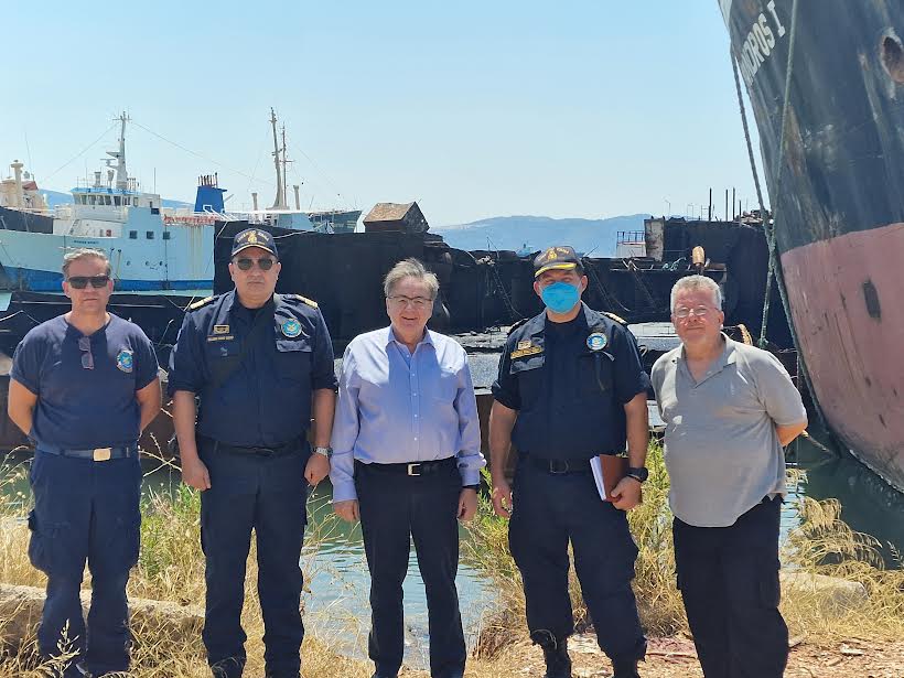 Ξεκίνησαν οι διαδικασίες για την απομάκρυνση του ναυαγίου “SLOPS” από τον κόλπο της Ελευσίνας