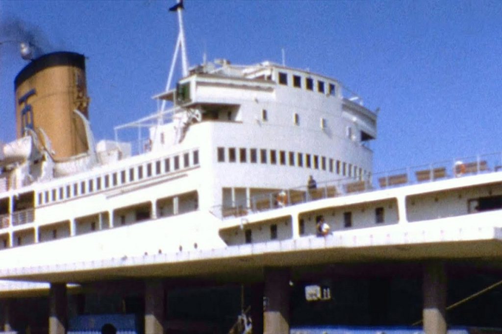Πειραιάς 1964 - Αναχώρηση με το πλοίο «Σοφοκλής Βενιζέλος» (video)
