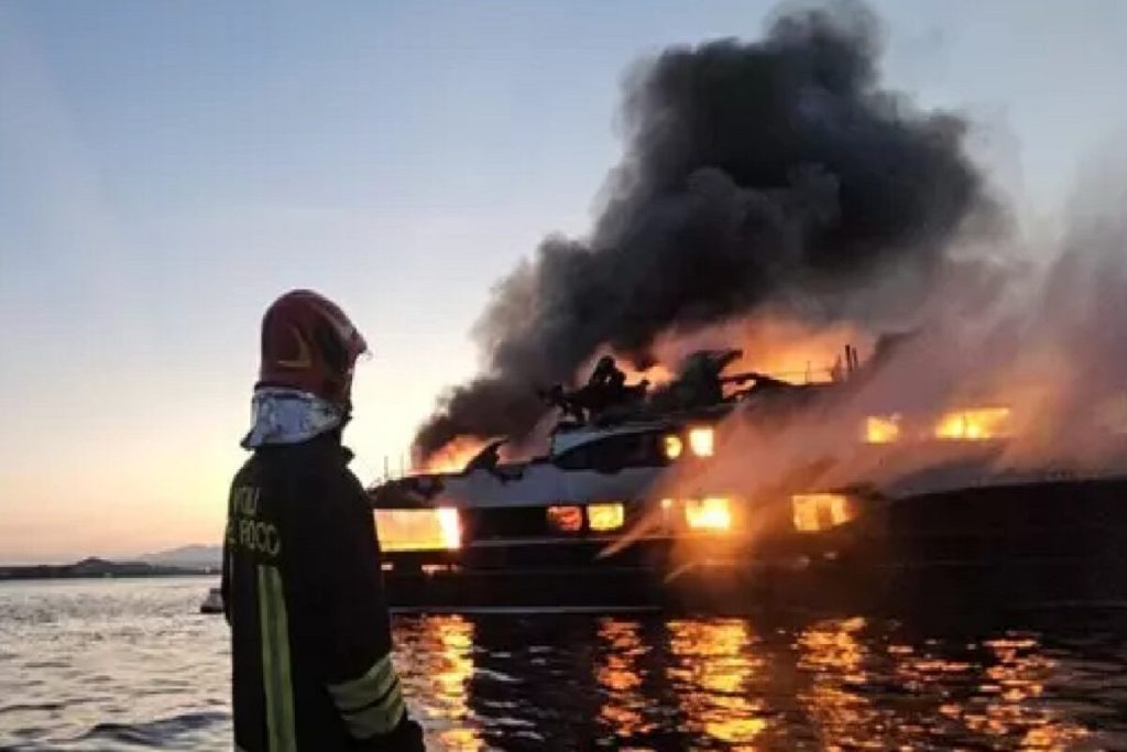 Σούπερ γιοτ αξίας πολλών εκατομμυρίων κάηκε ολοσχερώς και βυθίστηκε! (video)