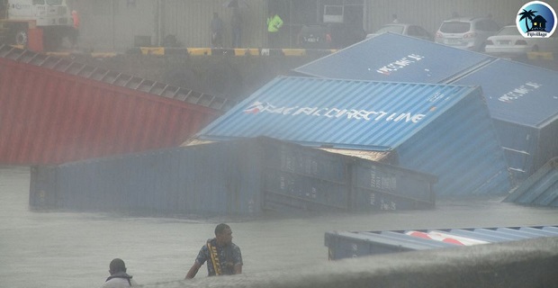 Κοντέινερ επιπλέουν στο λιμάνι των Φίτζι μετά από βύθιση πλοίου (photos)
