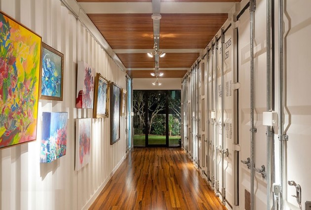 Ένας από τους διαδρόμους του σπιτιού που οδηγεί στον κήπο όπου φαίνονται τα χαρακτηριστικά τοιχώματα ενός κοντέινερ.