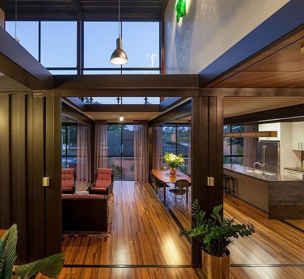 Πατώματα από ξύλο και μεγάλες γυάλινες επιφάνειες συνθέτουν ένα μοντέρνο σπίτι. 