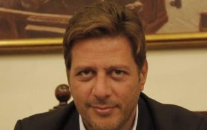 sto-limani-tou-peiraia-aifnidiastika-o-barbitsiwtis