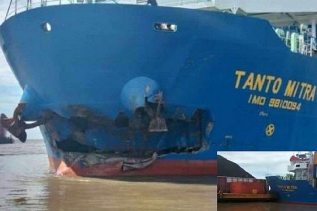 ΒΙΝΤΕΟ: Σύγκρουση πλοίου κοντέινερ με φορτηγίδα