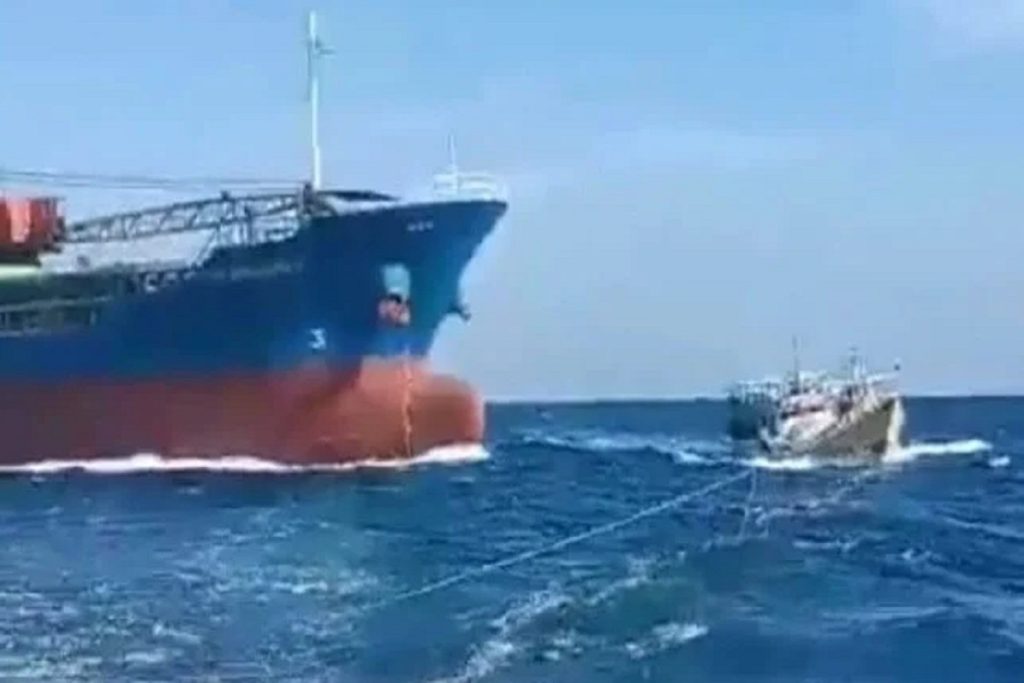 Βίντεο: Φορτηγό πλοίο εμβόλισε αλιευτικό σκάφος που βρισκόταν πάνω στη πορεία του!