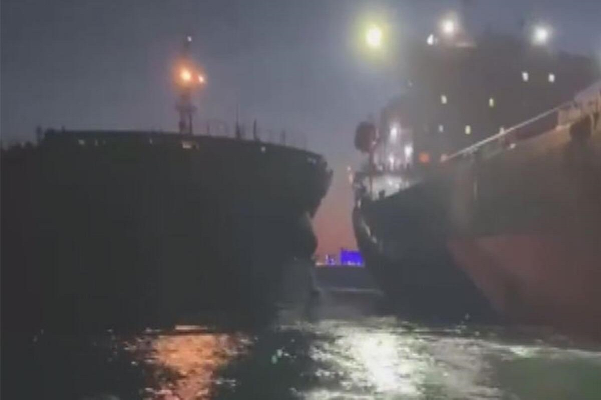 ΒΙΝΤΕΟ: Σύγκρουση δυο φορτηγών πλοίων στο αγκυροβόλιο Ahirkapi στην Κωνσταντινούπολη