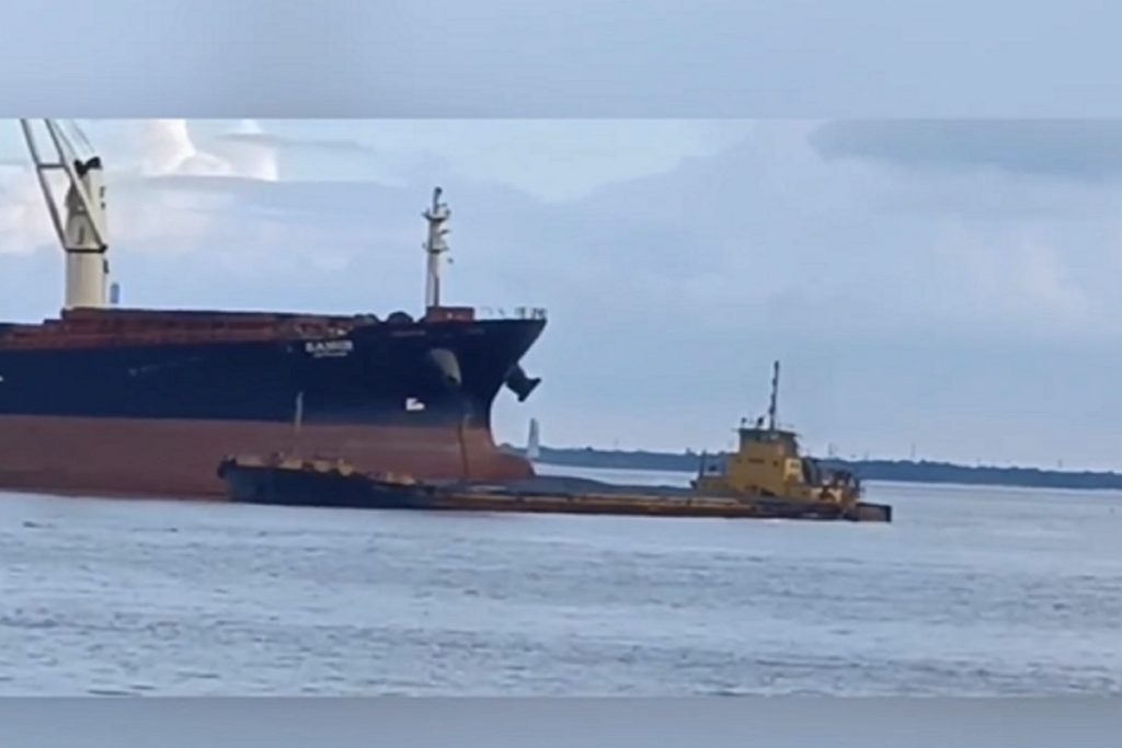 Φορτηγίδα παρασύρθηκε από το ισχυρό ρεύμα και έπεσε πάνω σε αγκυροβολημένο πλοίο (video)