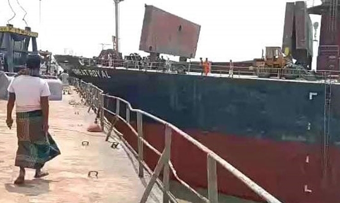 Σύγκρουση φορτηγών πλοίων στο Μπανγκλαντές