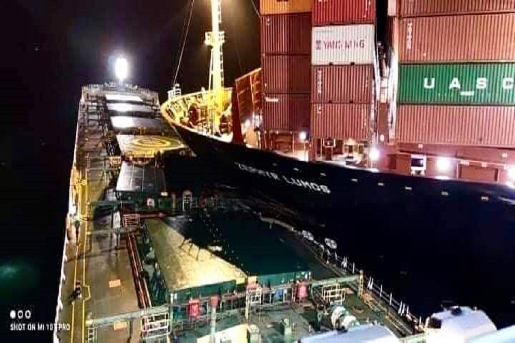 Σύγκρουση mega πλοίου κοντέινερ με φορτηγό πλοίο στα στενά της Μαλάκκα (photos & video)
