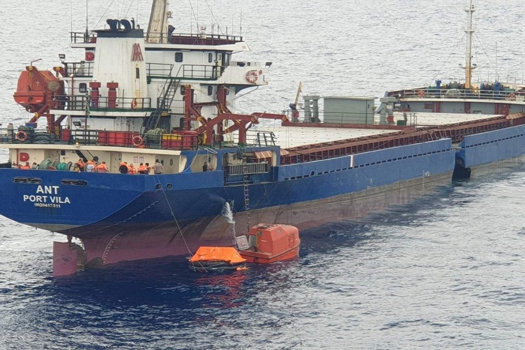 Ανακοίνωση λιμενικού αναφορικά με τη σύγκρουση φορτηγών πλοίων στη Χίο (photos)