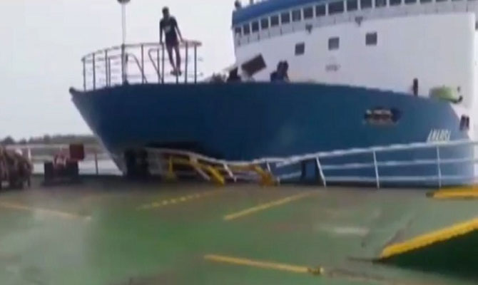 Σύγκρουση τριών ferry στο στενό Sunda [Φωτογραφίες]