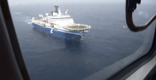 suntrivh-elikopterou-pou-proseggizeii-ploio