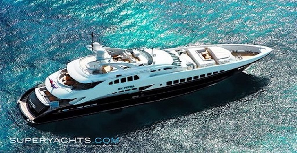 Το υπερσύγχρονο yacht «Irisha» αλλάζει χρώμα στον ήλιο…