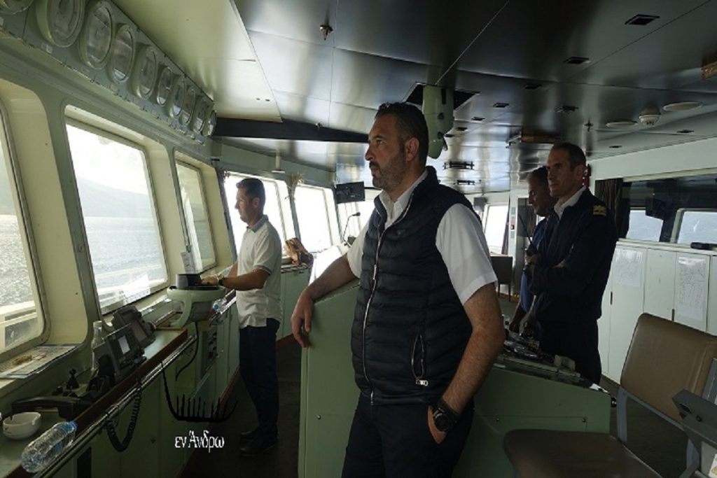 SUPERFERRY: Αλλαγή βάρδιας καπετάν Θανάση με καπετάν Κώστα...