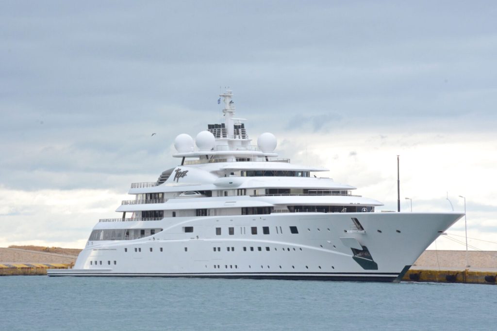 ΕΝΤΥΠΩΣΙΑΚΟ : Οταν ήρθαν στο λιμάνι του Πειραιά 2 απο τις μεγαλύτερες θαλαμηγούς του κόσμου (Video)