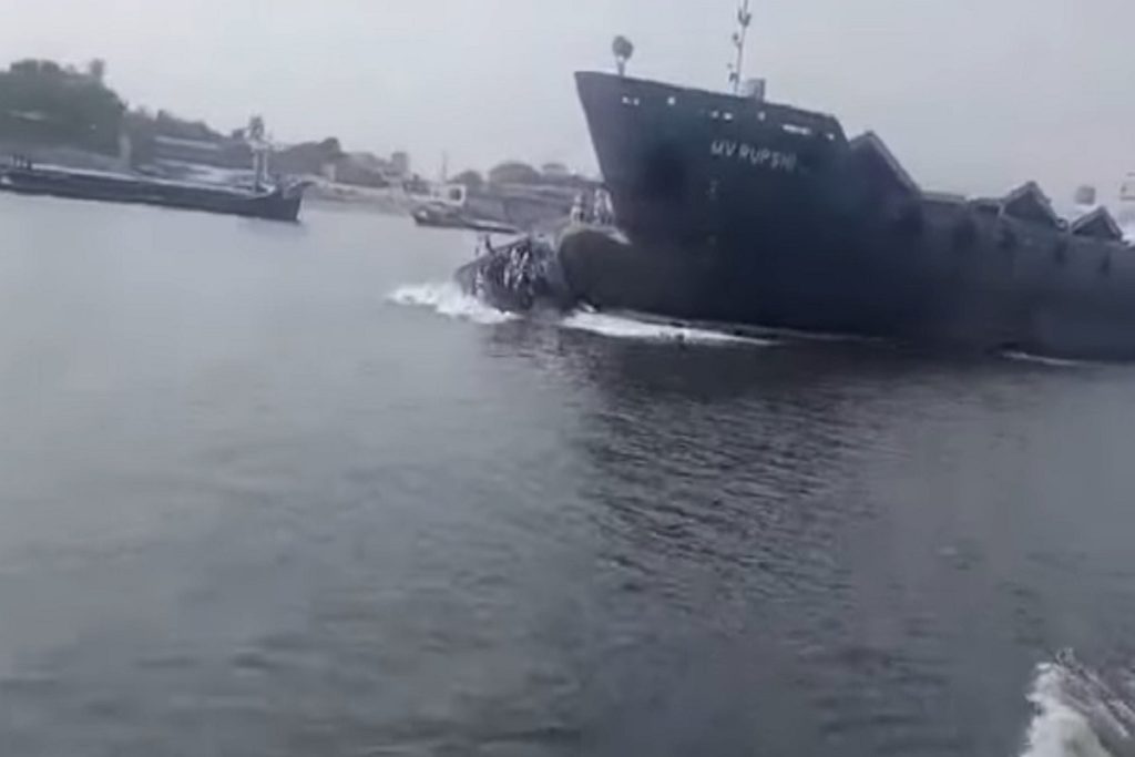 Φορτηγό πλοίο εμβόλισε ferry, 6 νεκροί και δεκάδες αγνοούμενοι- Δείτε το βίντεο με την στιγμή της σύγκρουσης!