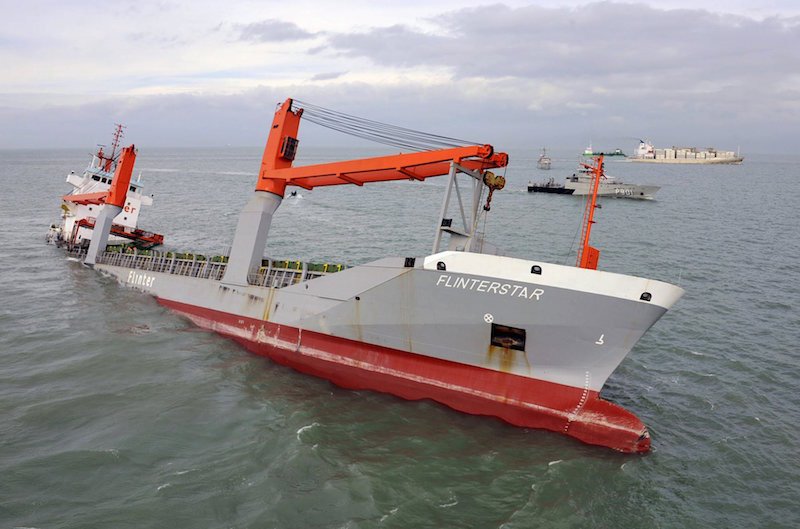 Βύθιση φορτηγού πλοίου μετά από σύγκρουση με πλοίο LNG [Pics+video]