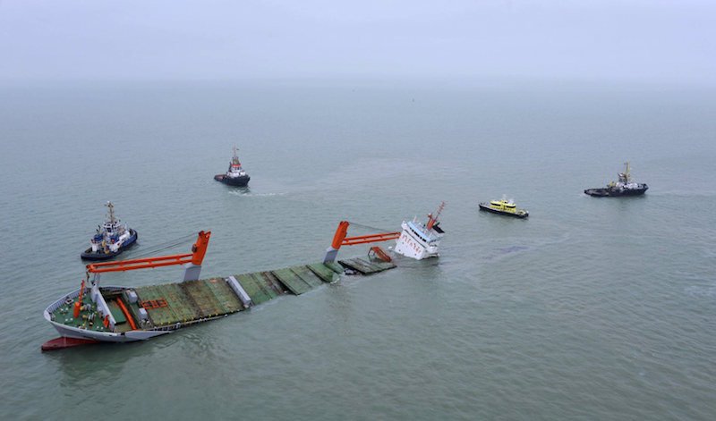 Βύθιση φορτηγού πλοίου μετά από σύγκρουση με πλοίο LNG [Pics+video]