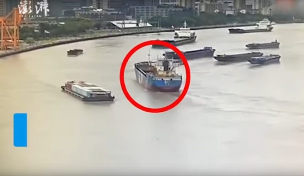 Βίντεο με παραλίγο σύγκρουση στο πολυσύχναστο ποτάμι της Σαγκάης