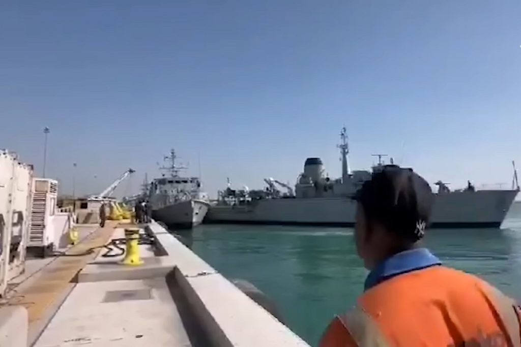 Δύο πολεμικά πλοία του Βασιλικού Ναυτικού συγκρούστηκαν στο λιμάνι του Μπαχρέιν (video)