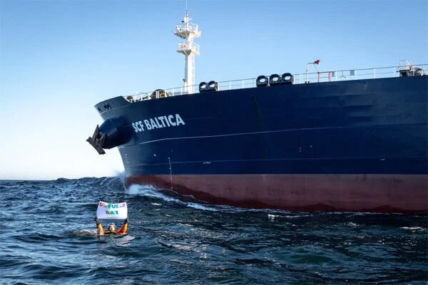 Στο στόχαστρο της Greenpeace δεκάδες πλοία που μεταφέρουν ρωσικό πετρέλαιο και φυσικό αέριο