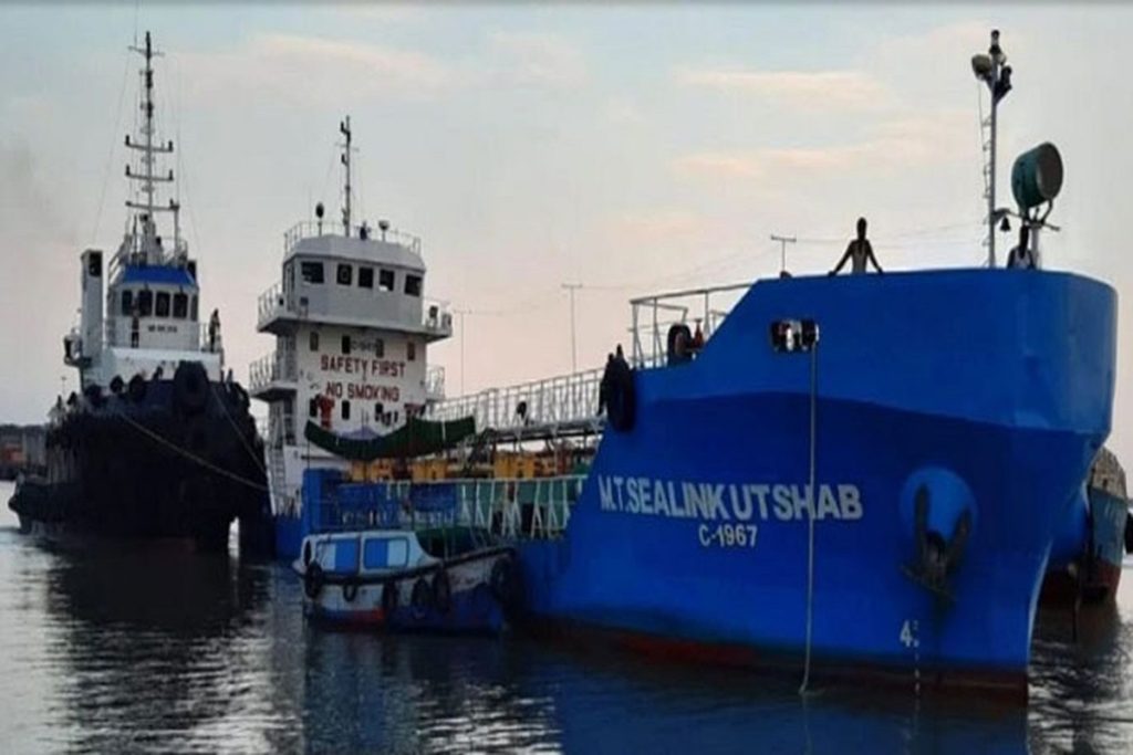 Ένας νεκρός και ένας σοβαρά τραυματίας μετά από πυρκαγιά σε μηχανοστάσιο δεξαμενόπλοιου