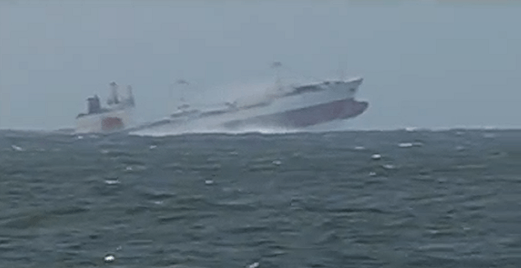 Πλοίο σηκώνεται κυριολεκτικά στον αέρα από τα κύματα (video)