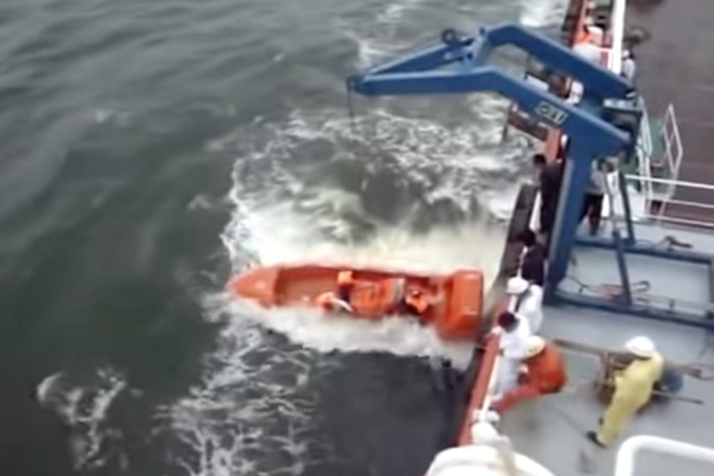 Καθαίρεση ταχύπλοου διάσωσης για κλάματα... (video)