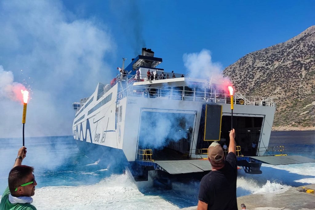 ΣΙΦΝΟΣ: Με καπνογόνα ο αποχαιρετισμός του Tera Jet (video)