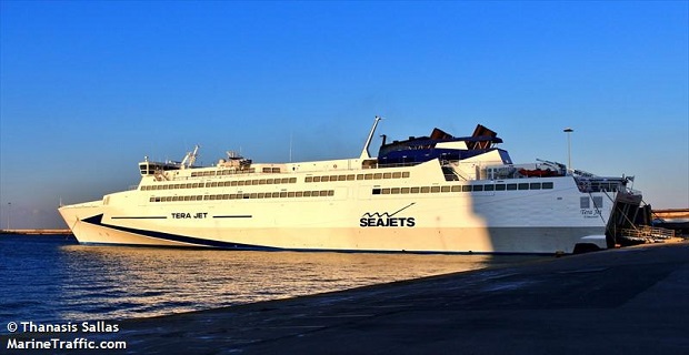 Πτώση οχήματος από το άνω γκαράζ του «Tera Jet»