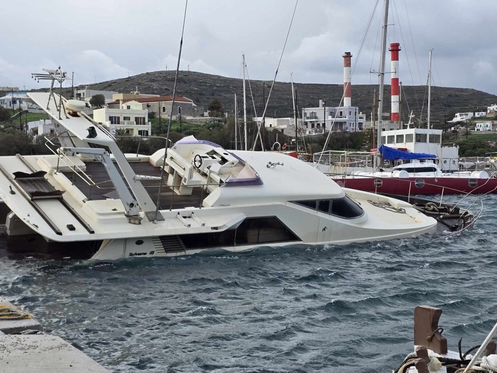 ΒΙΝΤΕΟ: Ημιβύθιση θαλαμηγού γνωστού επιχειρηματία στη Σύρο