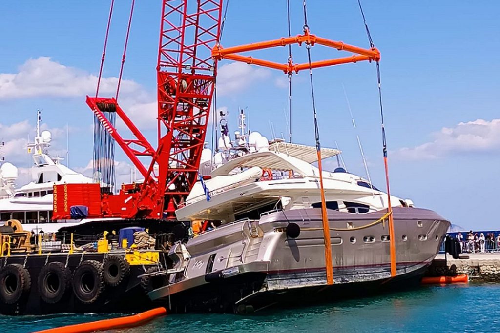 Σπέτσες: Πλωτός γερανός σήκωσε την θαλαμηγό που προσέκρουσε στον προβλήτα (photos)