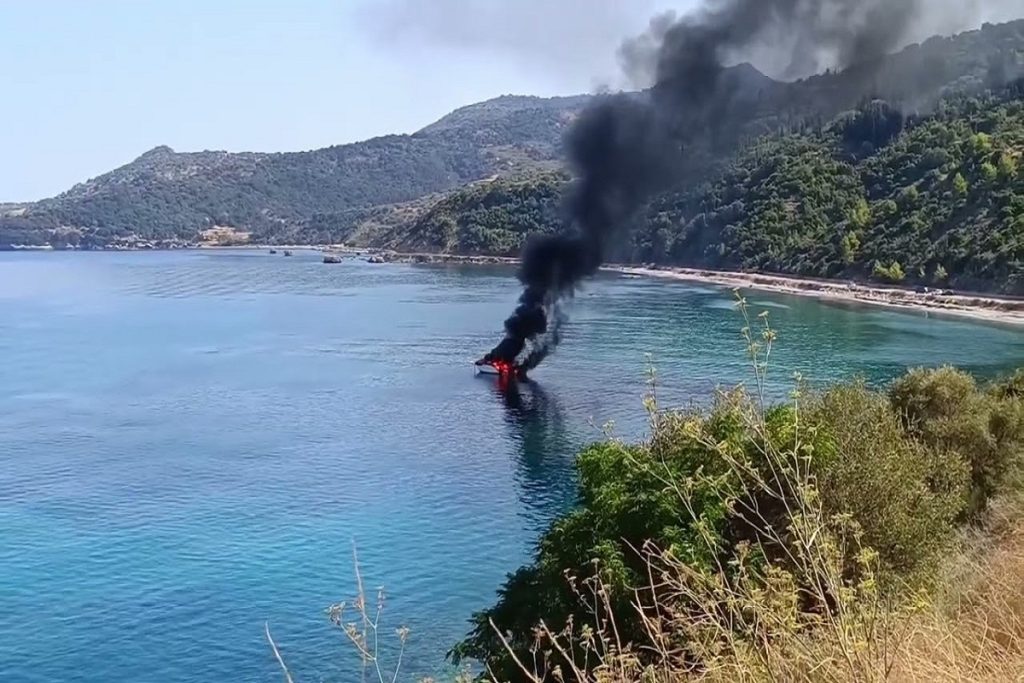Θαλαμηγός τυλίχθηκε στις φλόγες στην Κεφαλονιά (video)