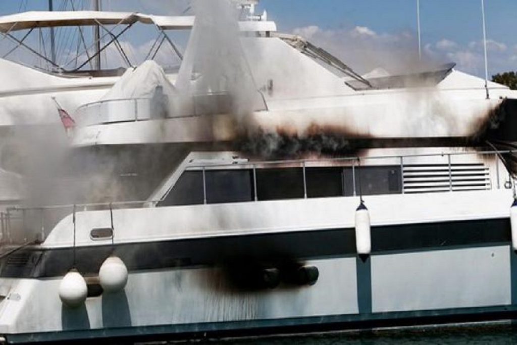 Εκδήλωση πυρκαγιάς σε θαλαμηγό στο Πέραμα - Τραυματισμός εργαζομένου