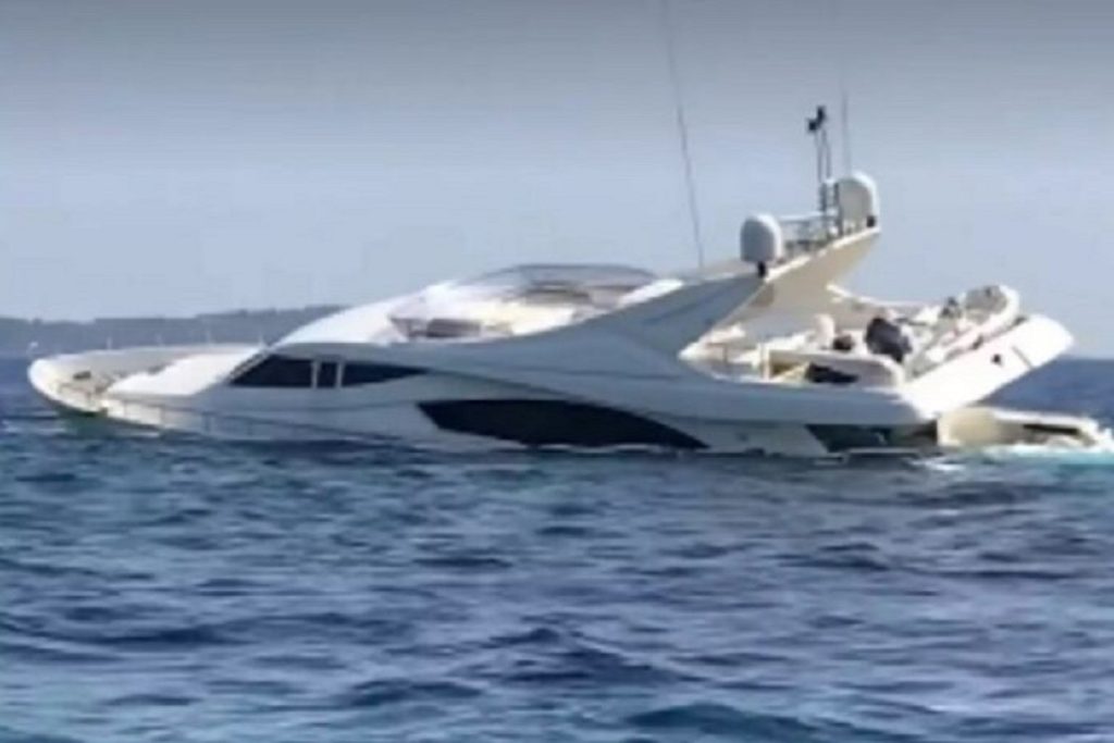 Παξοί: Η στιγμή που το πολυτελές σκάφος προσκρούει σε ύφαλο και αρχίζει να βυθίζεται