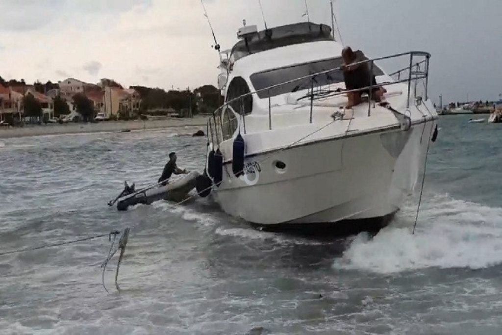 Θαλαμηγός με σημαία Τουρκίας προσάραξε στη Σάμο - Συνελήφθη ο κυβερνήτης