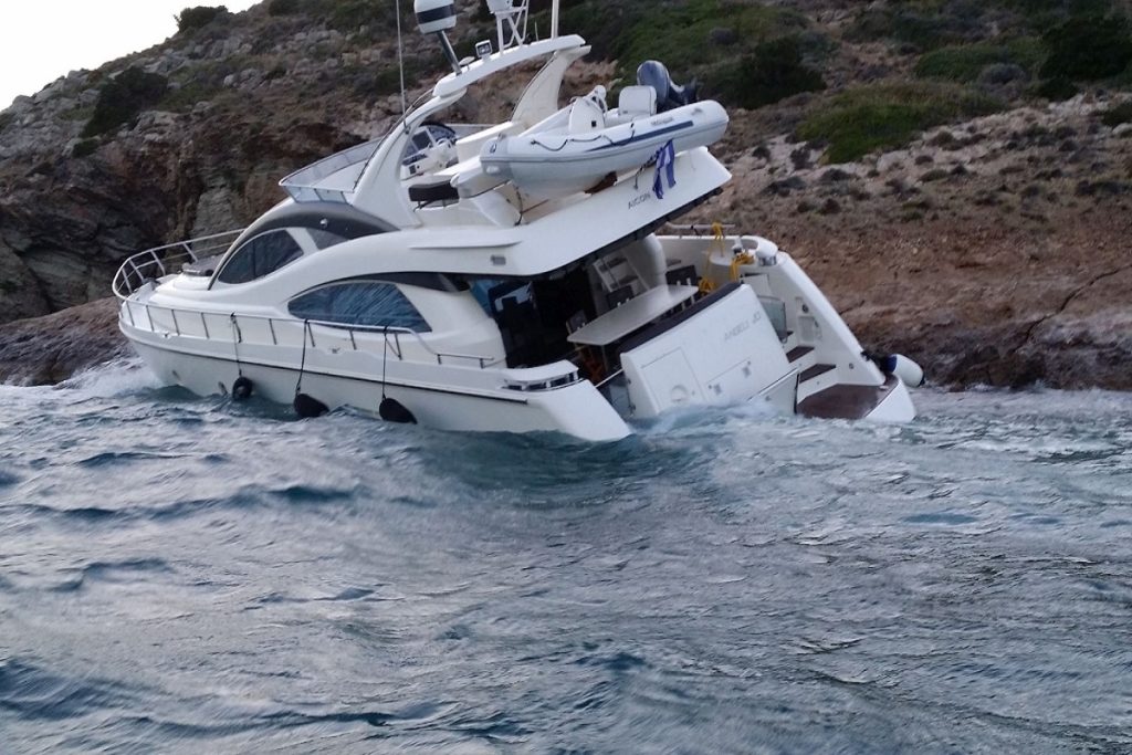 Θαλαμηγός προσάραξε στη θαλάσσια περιοχή Μαρμάγκας