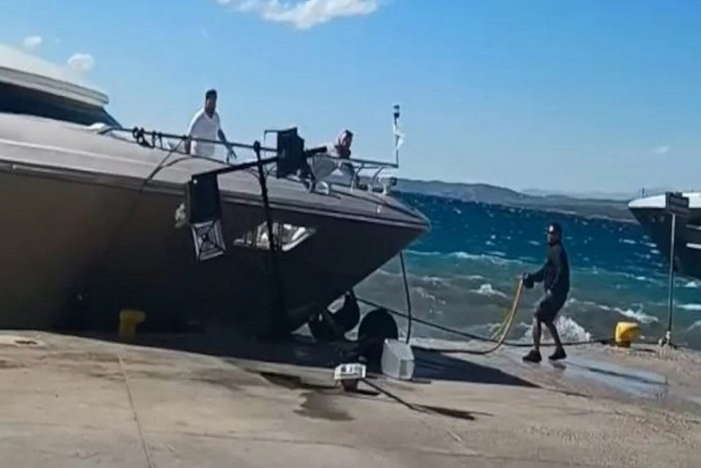 Σπέτσες: Θαλαμηγός προσέκρουσε στην προβλήτα λόγω των ισχυρών ανέμων (video)